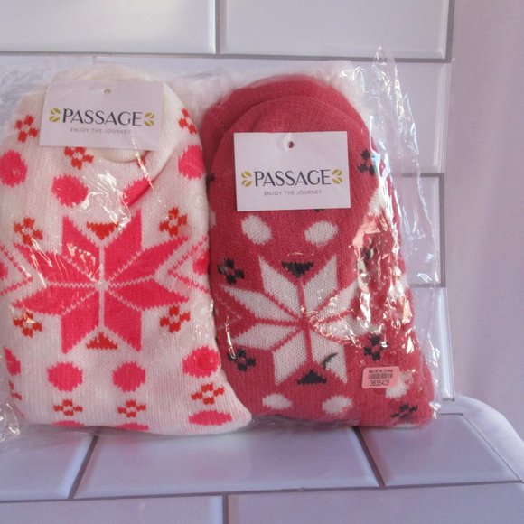 Set of 2 Pairs White and Fuchsia Snowflake Pattern with Inside Sherpa - Picture 10 of 12